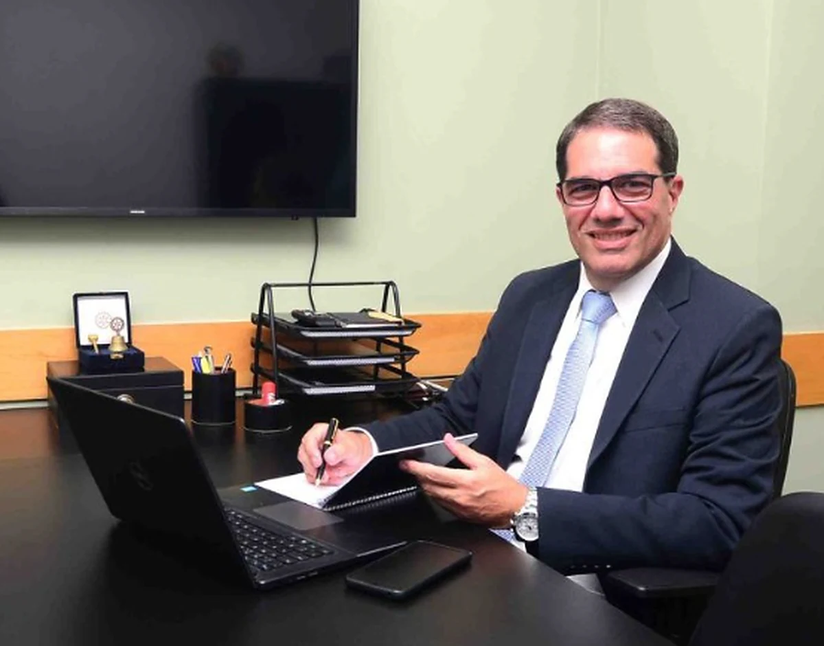 Dr. Paulo Cruz em seu escritório